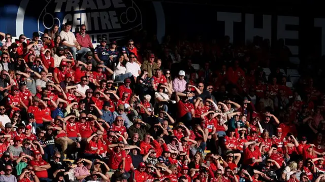 Scarlets fans