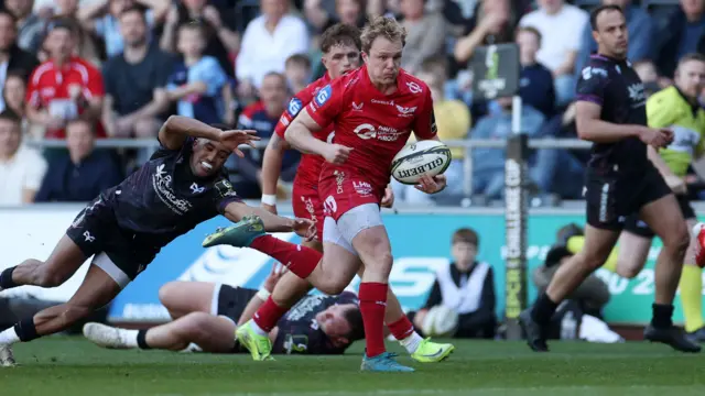 Blair Murray carries for Scarlets