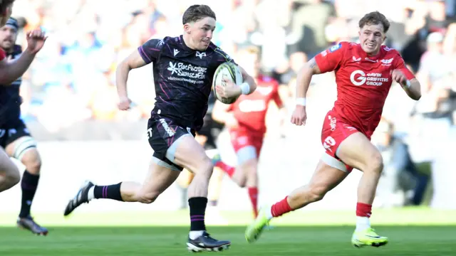Dan Edwards races clear for Ospreys