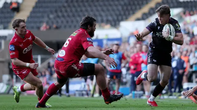 Jack Walsh fends off tackle to score