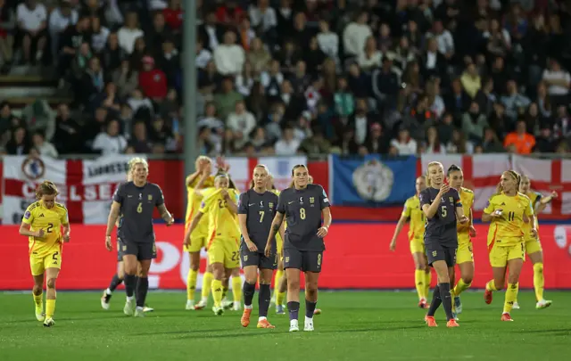 England players react