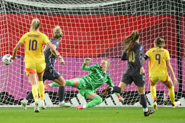 Tessa Wullaert scores