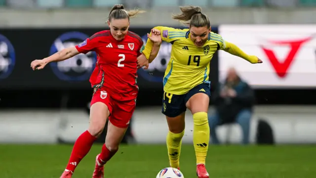 Lily Woodham tussles with Johanna Rytting Kaneryd