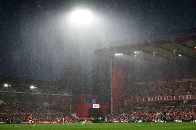Nottingham Forest and Brentford players run under the rain