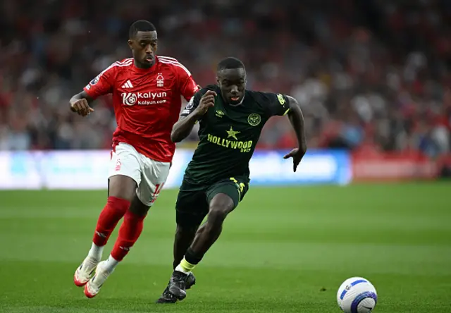 Michael Kayode of Brentford runs with the ball