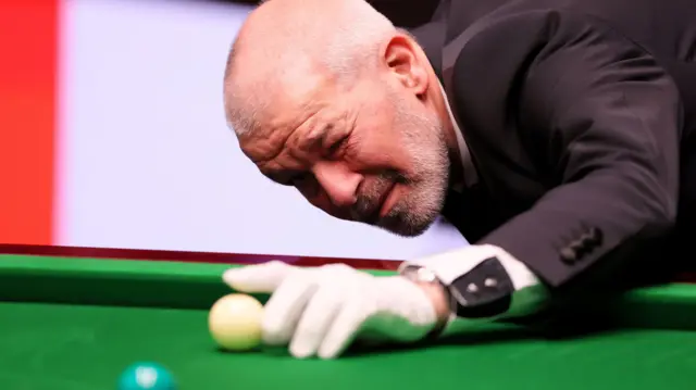 Referee Jan Verhaas places the cue ball