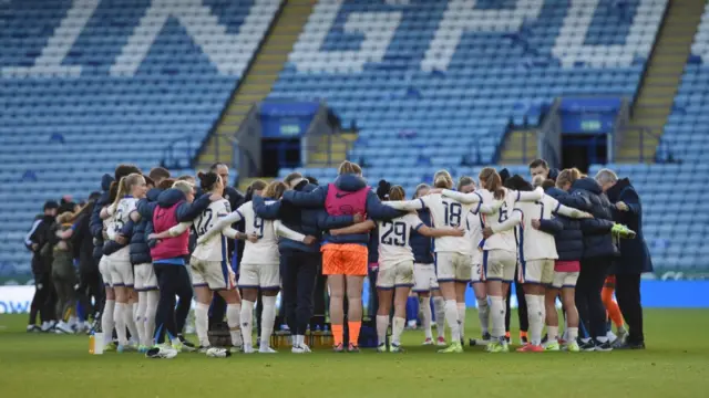 Chelsea players and staff form a team huddle prior to the Barclays Women's Super League match between Leicester City and Chelsea at The King Power Stadium on December 14, 2024 in Leicester