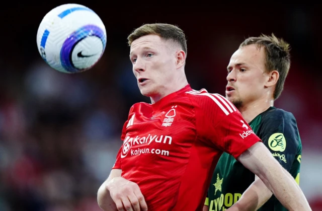 Nottingham Forest's Elliot Anderson (left) and Brentford's Mikkel Damsgaard battle for the ball