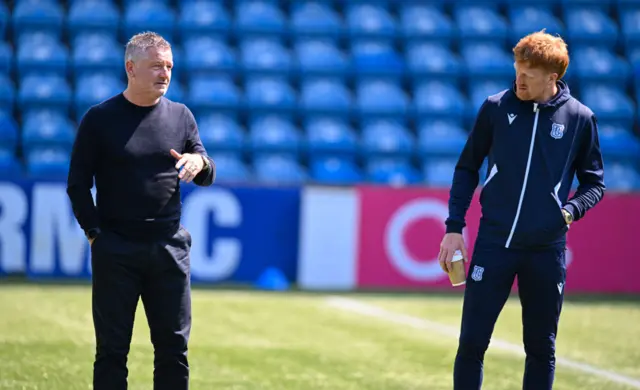 Dundee boss Tony Docherty in conversation with captain Simon Murray