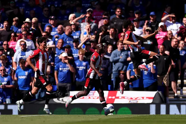 Kevin Schade of Brentford (R) celebrates