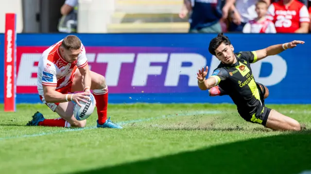 James Batchelor scores for Hull KR against Catalans