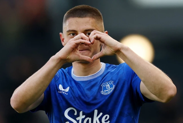 Everton's Vitaliy Mykolenko celebrate