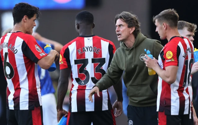 Brentford manager Thomas Frank talks to Christian Norgaard and Yehor Yarmoliuk
