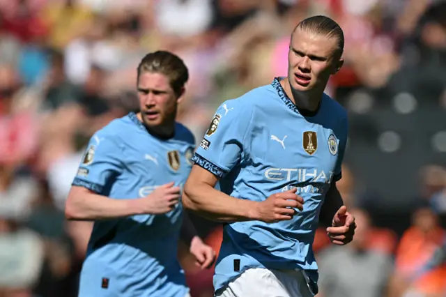 Kevin De Bruyne (L) and Manchester City's Norwegian striker Erling Haaland