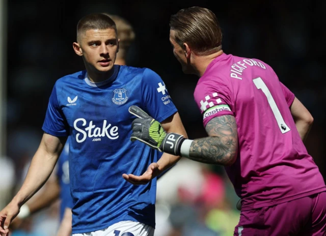 Everton's Jordan Pickford and Vitaliy Mykolenko interact