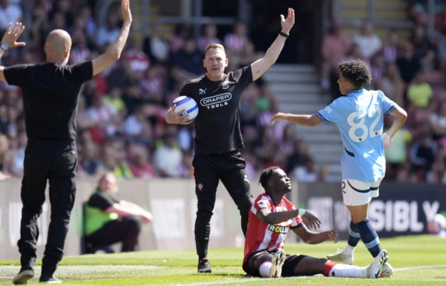 Southampton interim manager Simon Rusk (centre) reacts on the touchline