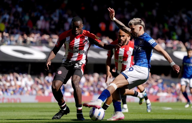 Ipswich Town's Julio Enciso (right) and Brentford's Michael Kayode (left) battle for the ball