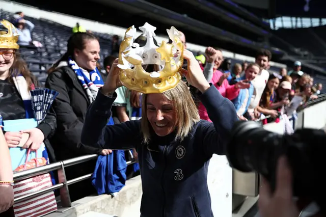 Chelsea manager Sonia Bompastor wears a crown