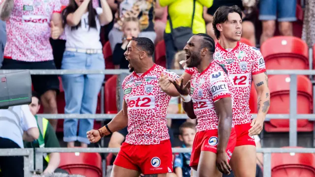 Leigh celebrate Edwin Ipape's try