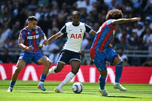 Tottenham Hotspur's French striker #11 Mathys Tel (C) runs at the Palace defence