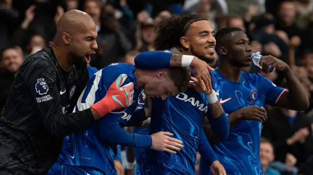 Chelsea players celebrate Cole Palmer's penalty against Liverpool