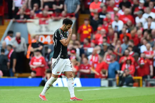 Arsenal's Spanish midfielder #23 Mikel Merino reacts as he leaves the game having been sent off