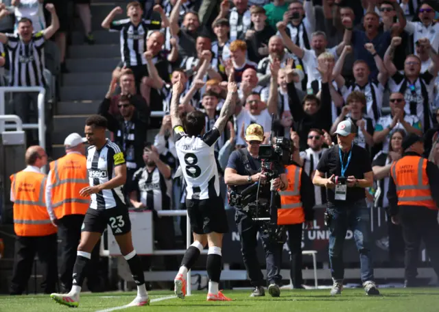 Sandro Tonali of Newcastle United celebrates