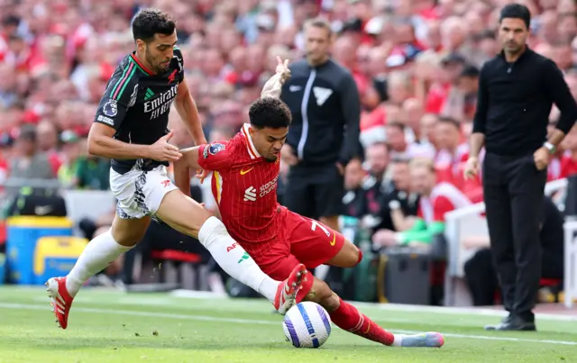 Luis Diaz (R) of Liverpool in action against Mikel Merino of Arsenal