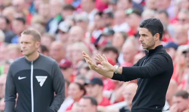 Arsenal manager Mikel Arteta gestures