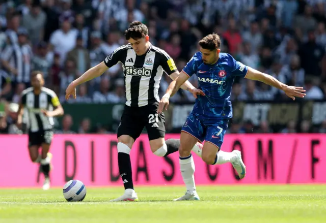 Newcastle United's Tino Livramento in action with Chelsea's Pedro Neto