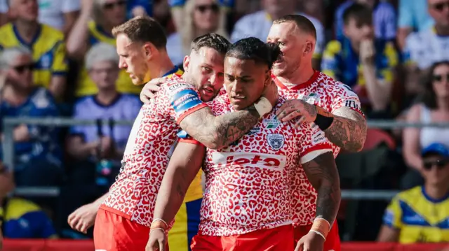 Tesi Niu celebrates for Leigh