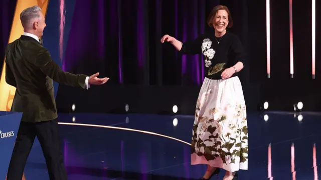 Alan Cumming greets Kirsty Wark on stage