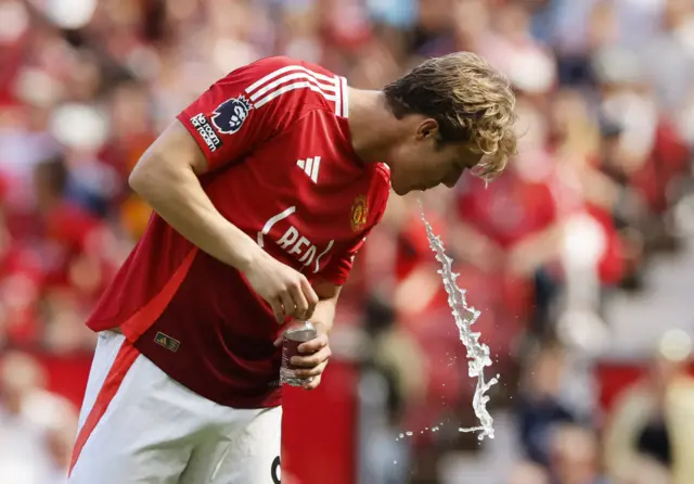 Manchester United's Rasmus Hojlund spits water out of his mouth