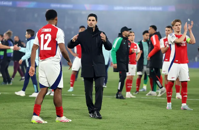 Arteta commiserates with his players after the PSG loss