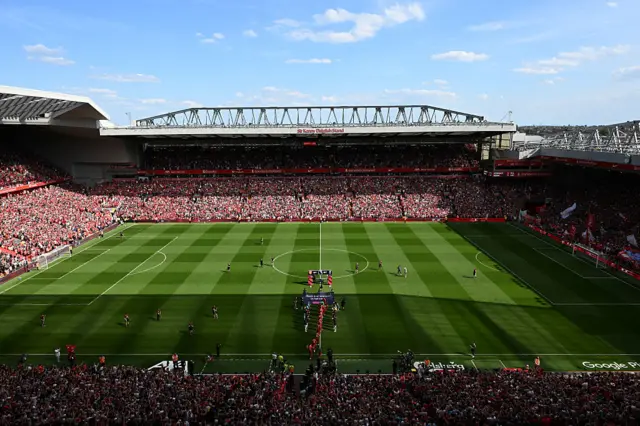 Arsenal give Liverpool guard of honour