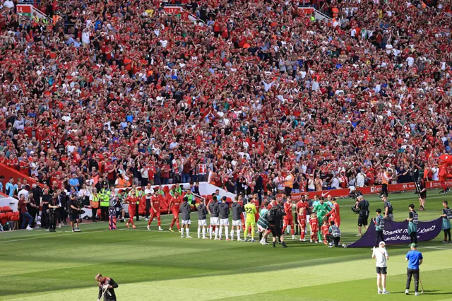 Liverpool get guard of honour from Arsenal