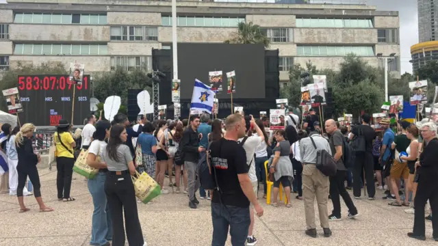 Crowds in Hostage Square