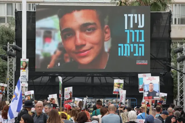 Crowds in Hostage Square, Tel Aviv, earlier today