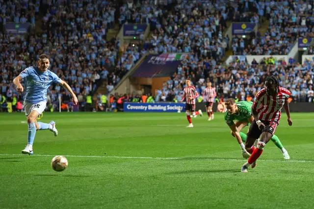 Eliezer Mayenda of Sunderland scores