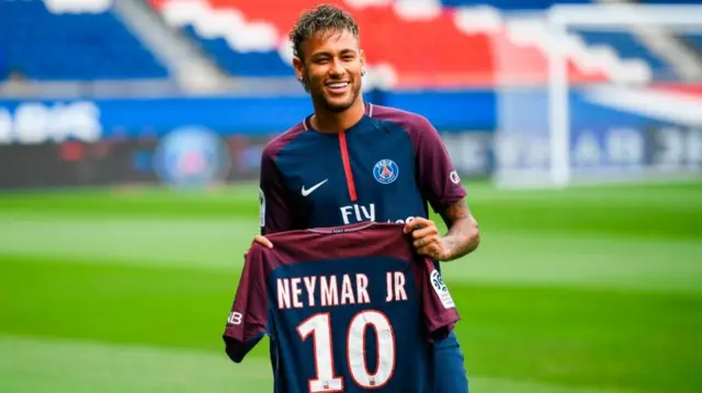Neymar poses with his PSG jersey