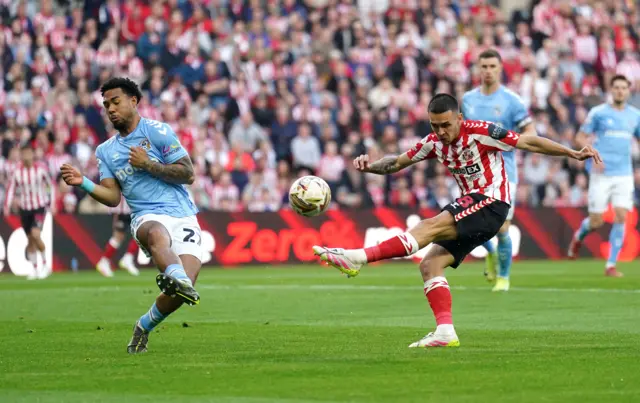 Sunderland's Enzo Le Fee (right) shoots towards goal