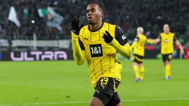 Jamie Gittens of Borussia Dortmund celebrates