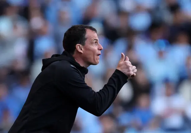 Sunderland boss Regis Le Bris gives a double thumbs-up gesture