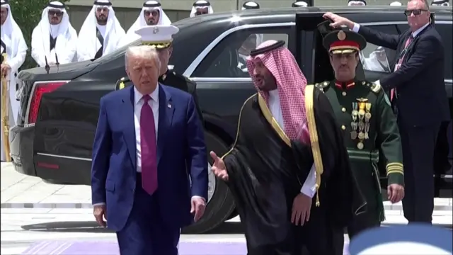 Trump walking alonside Mohammed bin Salman
