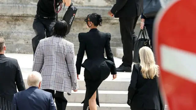 kim kardashian climbs the steps to the courthouse