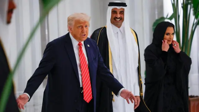 Trump and the Emir of Qatar stand to greet people
