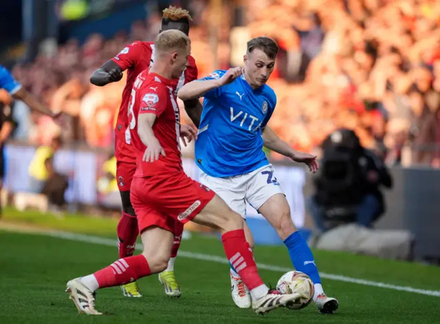 Stockport County's Owen Moxon (right) and Leyton Orient's Jordan Brown battle for the ball