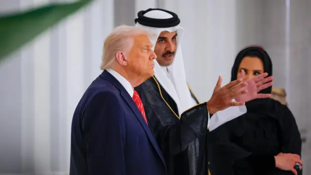 Trump and the Emir of Qatar stand to greet people