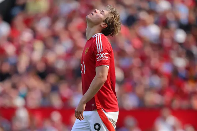Rasmus Hojlund of Manchester United looks dejected