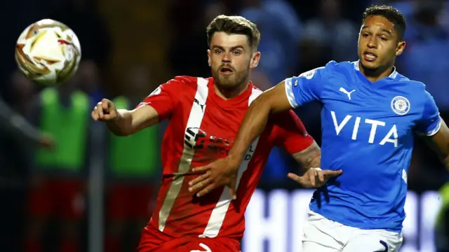 Charlie Kelman of Leyton Orient battles for the ball with Kyle Knoyle of Stockport County